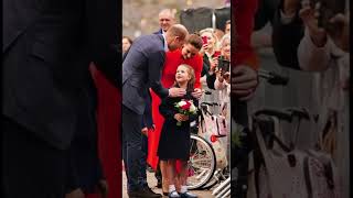 Heartwarming: Prince William & Kate with Charlotte Receiving Flowers