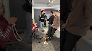 PELAO INVENTÓ UN SALUDO DE VARONES