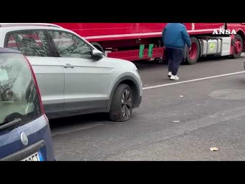 Maxi colpo in un centro commerciale a Roma, automobili a  fuoco per fuggire