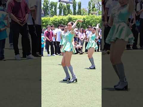 Gran presentación se lucieron bailando las cachiporristas.