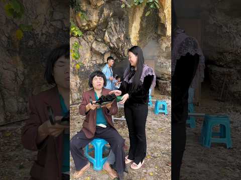 এইযে স্যার আপনার জুতো একদম পরিষ্কার হয়ে গেছে দেখুন