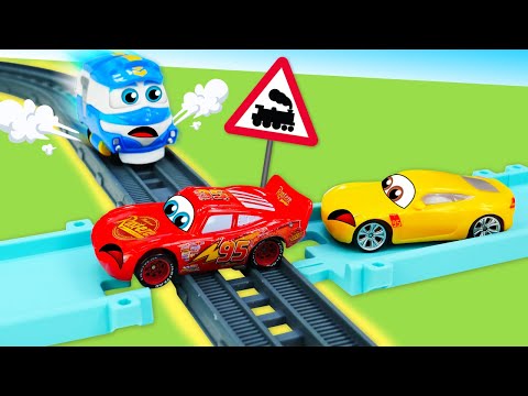 Araba oyunları. Şimşek McQueen oyuncak araba raylarda sıkıştı! Çocuk videosu.