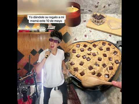 Yo d谩ndole su regalo de 10 de mayo a mi mam谩 馃槀