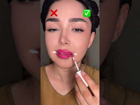 Lips hack with cotton swab. #makeuptutorial #beautyblogger #makeuptricks #fyp #beautyinspiration