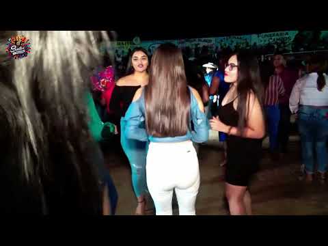¡Hermosa de pelo largo arrasando en los bailes de Tierra Caliente! 😍