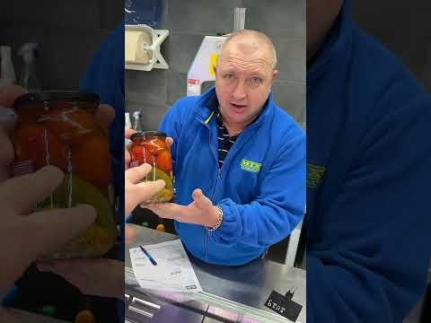 Как достать огурцы из банки, не доставая помидоры?