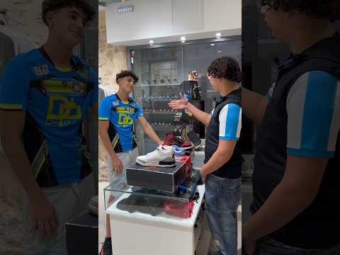 Negociando Zapatillas con Omar en The Cop Boys