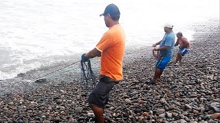 Mar Agitado vs  Tres Hábiles Pescadores Mira Cómo Llenan Sus Redes de Peces