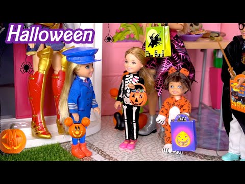 Muñecas Decoran Casa de Barbie para Fiesta de Halloween