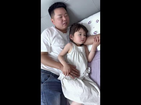 Indeed as expected the man's little cotton-padded jacket can't be touched, the father and daughter