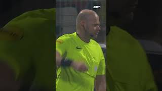 Alfons Sampsted blijft liggen en profiteert daarna van alle vrijheid ⚽