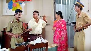 चोर जो बेवकूफ पुलिस अधिकारियों को बेवकूफ बनाकर भाग जाते हैं.. Hindi dubbed comedy scene, Viral Video