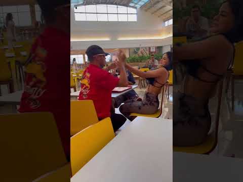 Os maloka deu um beijo nela