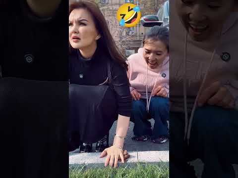 Cười Đang Sung Thì Bị Bịt Miệng Bằng Tay Dính Sít 🤣