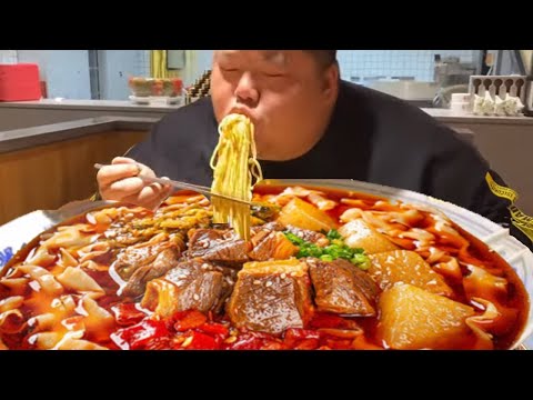 挑战比脸盆还大的“牛肉拉面”，30分钟吃完奖金1000元，猴哥：这不是白送吗？【胖猴仔】
