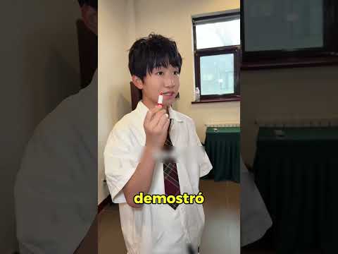 Este chico mojó a su compañera pero nadie le vio... 💧😮