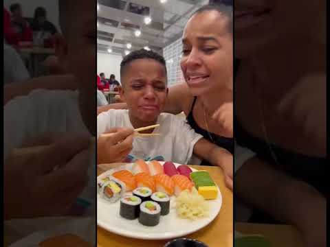 Primeira vez comendo sushi