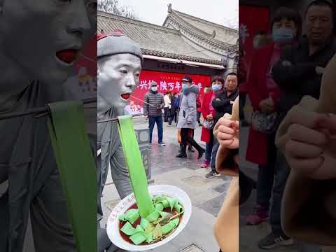 Thank you beauty for the kisses and food#silverman #silver #statue #funny #performance #viral #art