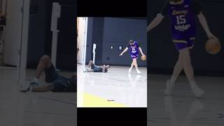 Austin Reaves DROPS Lakers assistant coach in practice 😂