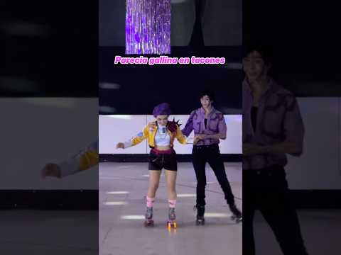 Rumi y Jinu patinando 😂🐔