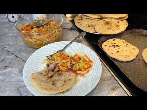 GORDITAS DE MAÍZ CON CURTIDO DE FRIJOLES Y CHICHARRONES Y QUESO