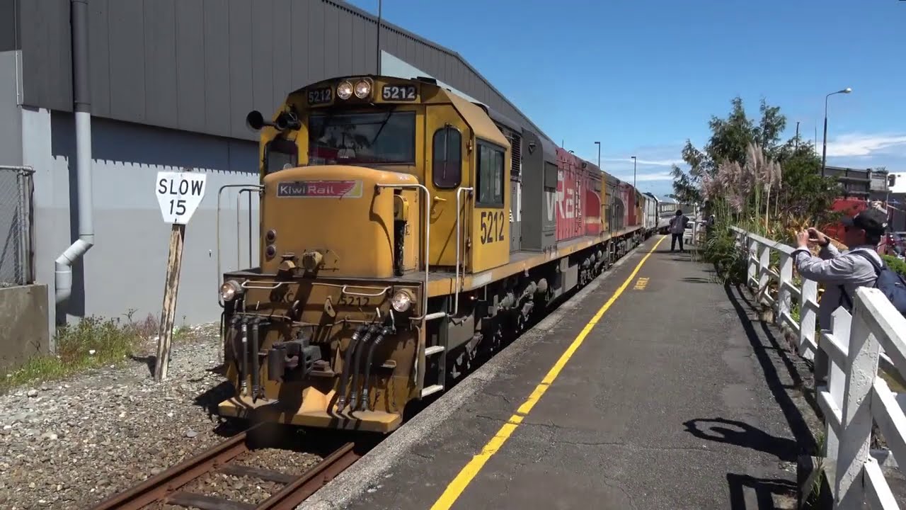 New Zealand-s Majestic Southern Alps, Backdrop for one of the World-s most Scenic Railway Journeys,