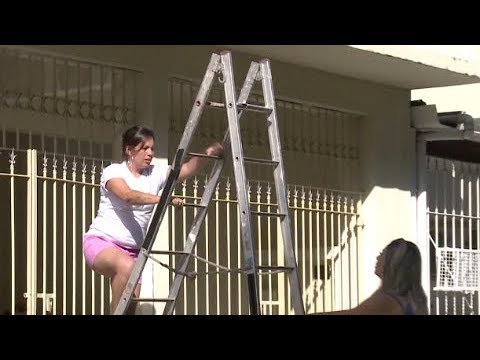 Vizinha encrenqueira molha pedestres e causa a maior confusão