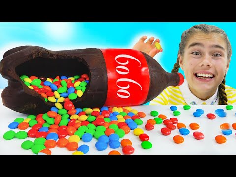 ¡La Tienda de Dulces Mágicos! Nastya y Artem con Botellas de Cola y Cosas de Caramelos