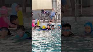 Belajar berenang bersama teman #lesberenang #lesrenanganak #shorts