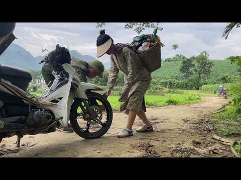 female mechanic: help the farmer restore the Yamaha with a flat tire