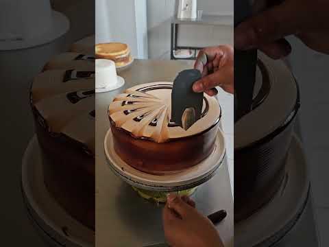 Decoración de torta de chocolate con filigranas #chocolatecakedecoration #cakeideas #cakedecorating
