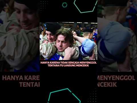Tentara ini mencekik seorang pria sampai wajah nya memerah! #shortvideo
