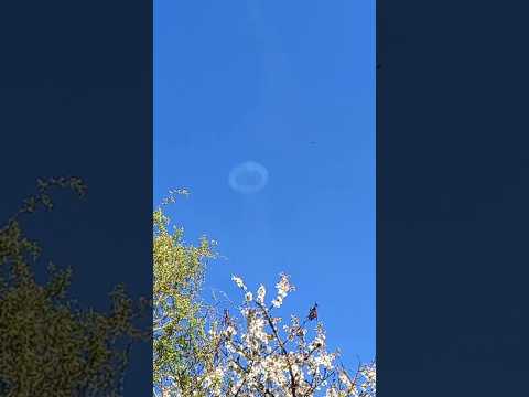 So muss das sein, Ringe am blauen Himmel und das tuckern einer alten Maschine. Was will man mehr?