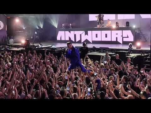 Die Antwoord Budapest - Ninja crowd surfing (2025)