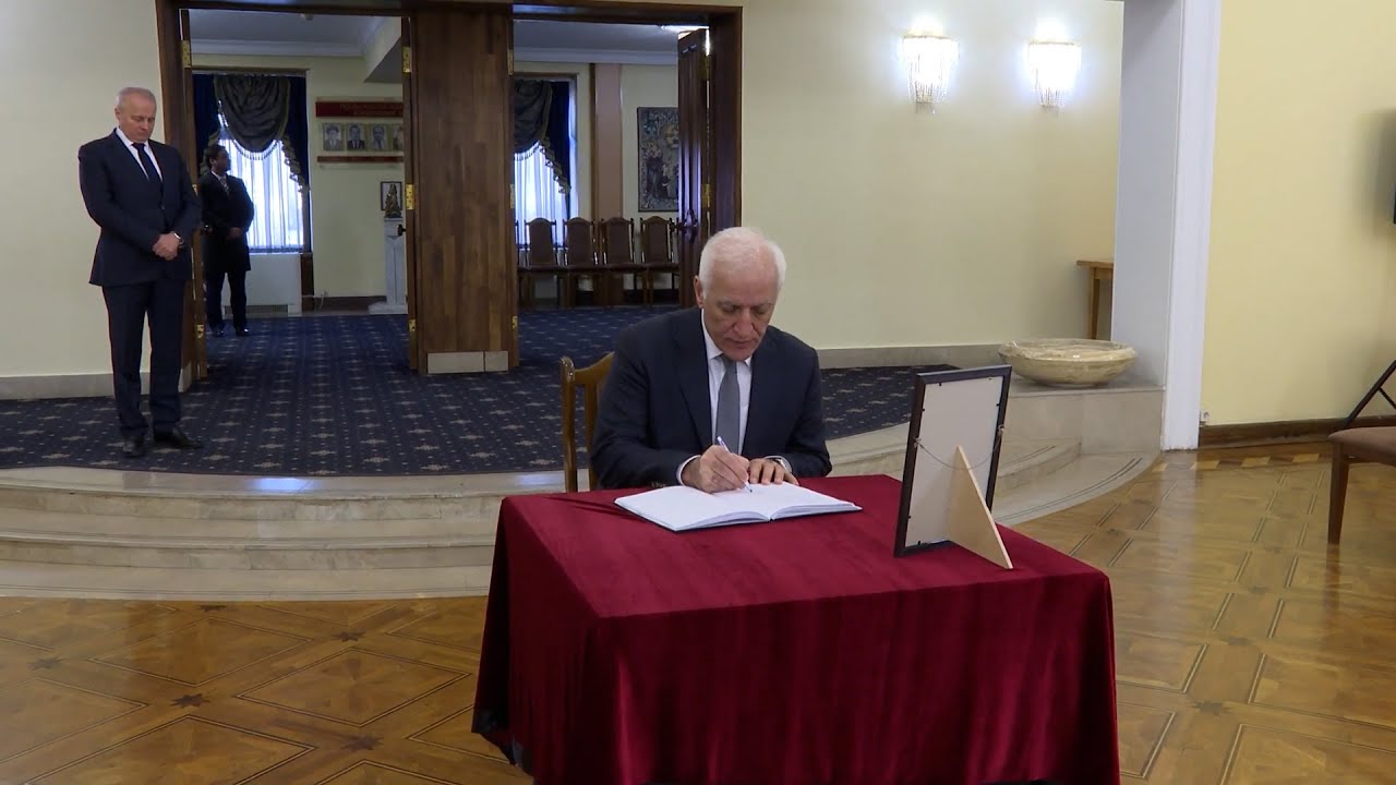 الرئيس خاتشاتوريان يوقّع بمذكرة- كتاب الحداد الذي افتتح في السفارة الروسية في أرمينيا