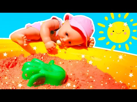 Bébé Annabelle dans le bac à sable coloré 🌈 Jeux comme maman pour enfants