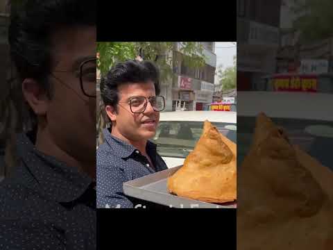 How this man eat this much big samosa #shortvideo