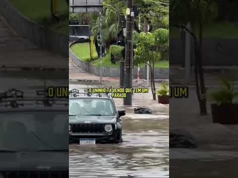 UM FIAT UNO HUMILHOU UM JEEP RENEGADE EM UMA ENCHENTE