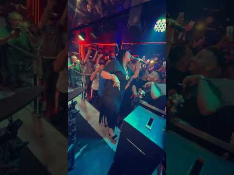 شابة وردة شارلومنتي كل يوم جديد