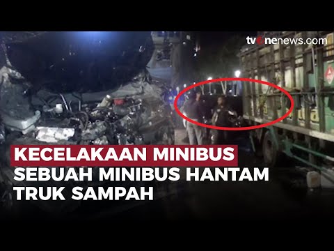 Diduga Mengantuk, Minibus Hantam Truk Sampah di Jakarta Pusat | OneNews Update