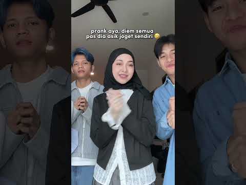 mana bajunya beda sendiri lagi 😆