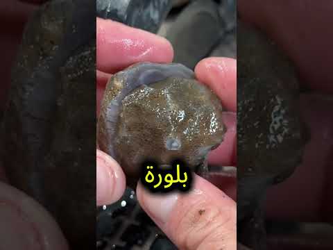رجل يعثر على أغلى كريستال في العالم في صخرة عادية!😱  #shorts
