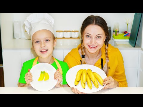 Маргарита играет с мамой в челлендж настоящее и сладости