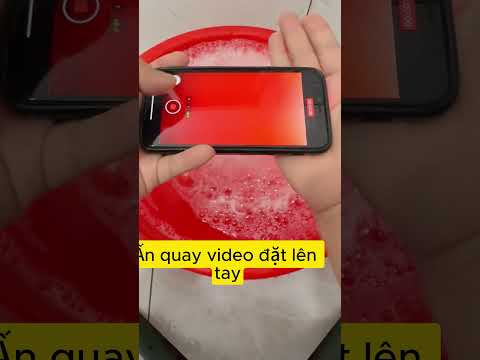 Bật flash và tạo bọt chậu nước nhìn giống trời đầy sao lấp lánh