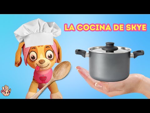 SKYE y la COCINITA DE JUGUETE / Prepara comida para la PATRULLA CANINA