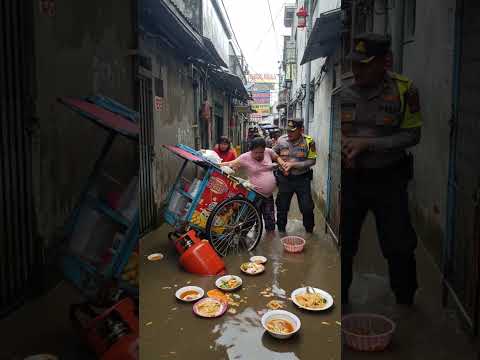 Hanya di Indonesia! Ibu Hamil Bertahan di Warung Terendam, Makanan Berserakan 😭 #banjirjakarta