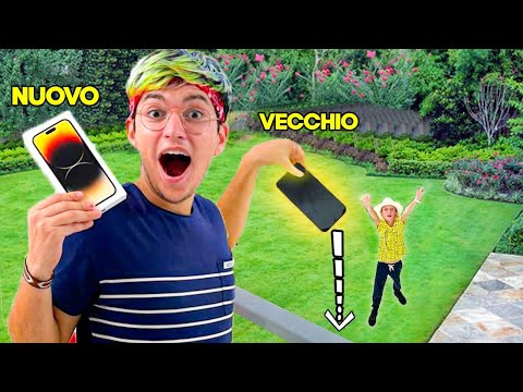 Distruggo il TELEFONO a "GIO" e gli REGALO il NUOVO IPHONE 14😨*piange*