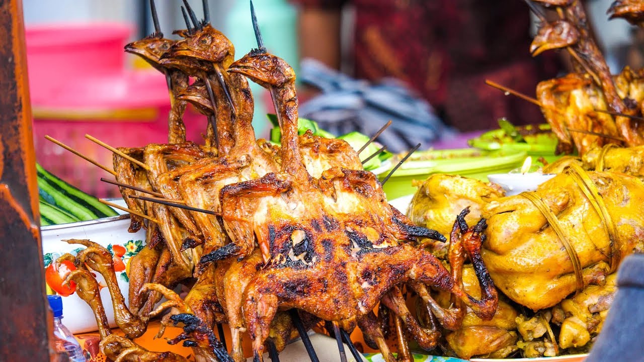 Indonesian Street Food at Gianyar Night Market in Bali - ALL FOOD FOR ONLY 5. 07