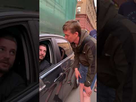 Уважаемого человека попросил перепарковаться. Зря.