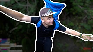 ER KOMMT MIT 100 SACHEN 80